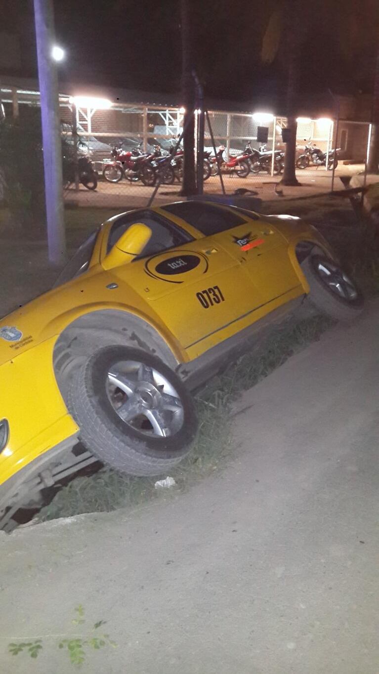 El bache que se “tragó” al taxi