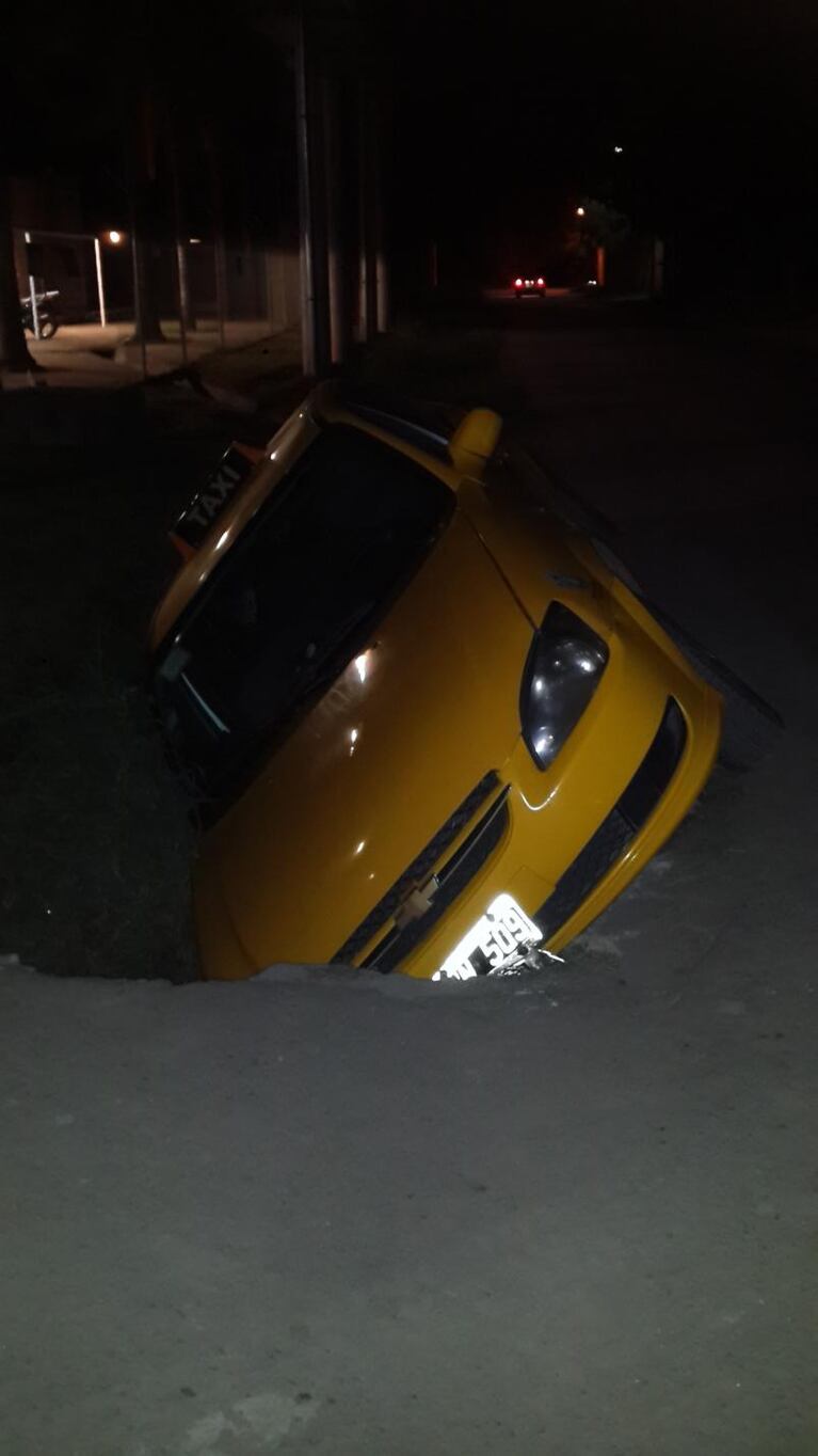 El bache que se “tragó” al taxi