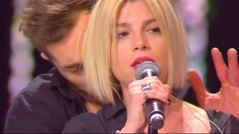 El bailarín le besa el cuello con una pasión desmedida a Emma Marrone 