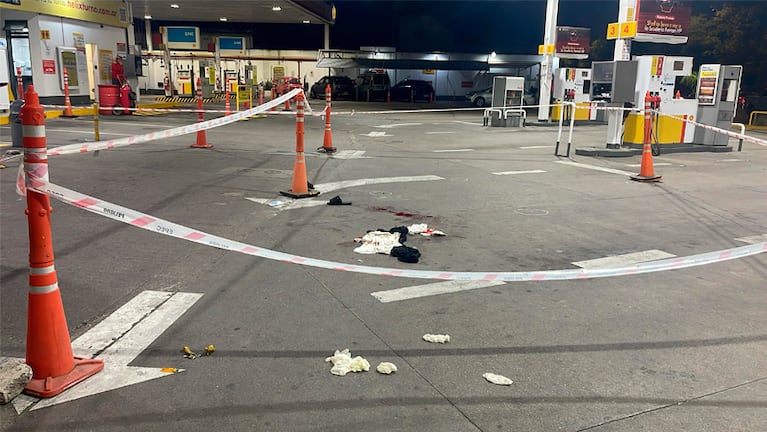 El baleado cayó herido en la playa de la estación de servicio.