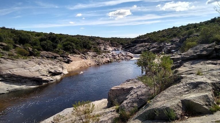 El balneario La Toma se ubica a unos 5 kilómetros del centro de Mina Clavero.