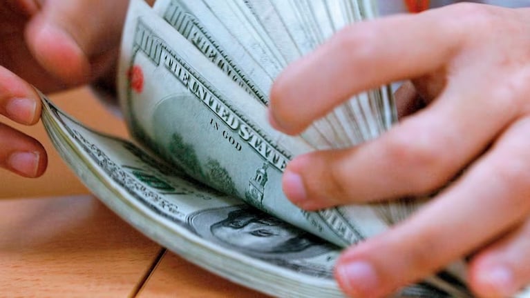 El Banco Central habilitó la apertura de cuentas sueldo en dólares.