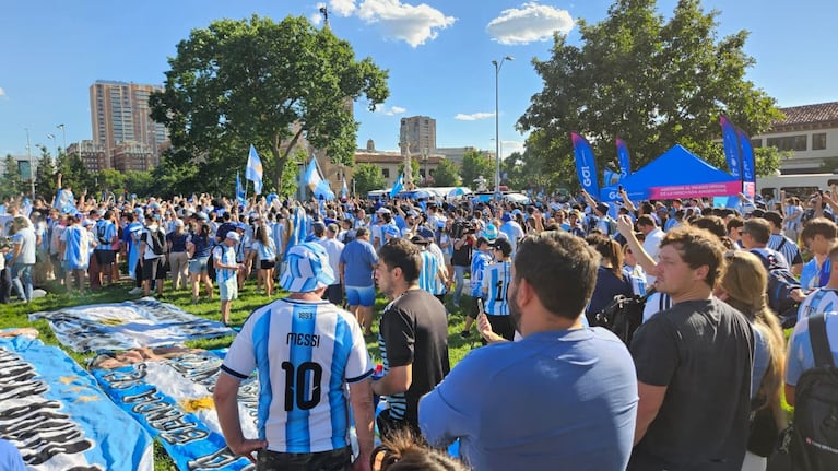 El banderazo de Argentina en Kansas City el día anterior al debut con Argelia.