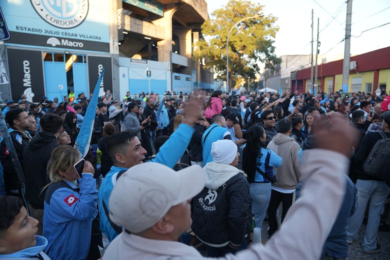 El banderazo de Belgrano en Alberdi en la previa del clásico.