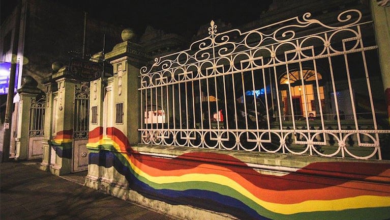 El bar "Casa Warhol" funciona como un centro cultural para la inclusión y la diversidad.
