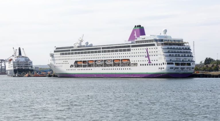 El barco permanece amarrado en el centro de Burdeos, Francia.