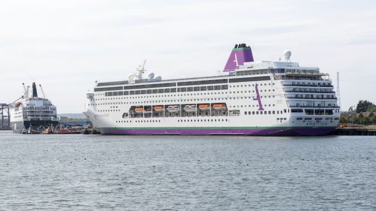 El barco permanece amarrado en el centro de Burdeos, Francia.