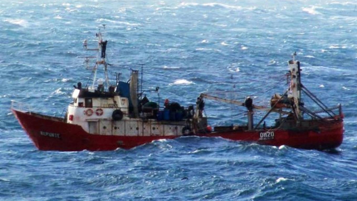 El barco pesquero no soportó la furia de la tormenta. 