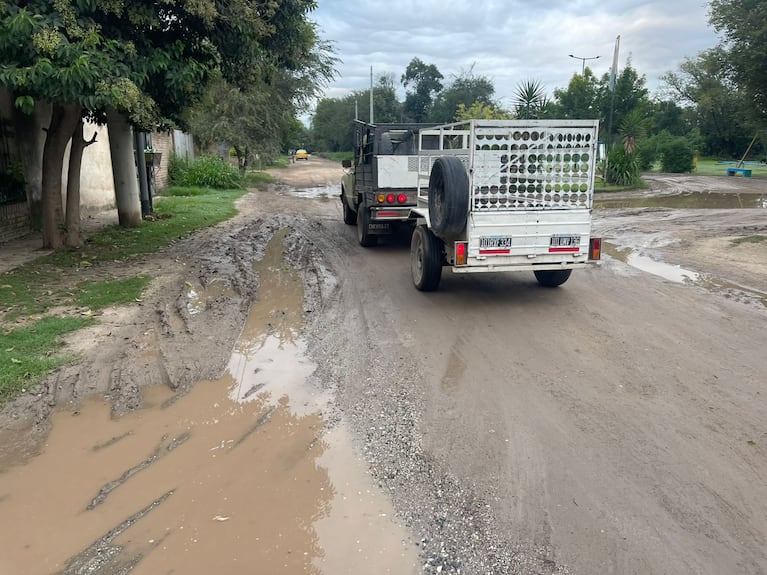 El barrio Nuestro Hogar II quedó aislado por el barro.