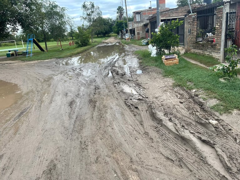 El barrio Nuestro Hogar II quedó aislado por el barro.