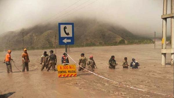 El barro bajó desde la montaña y complicó en varias zonas.