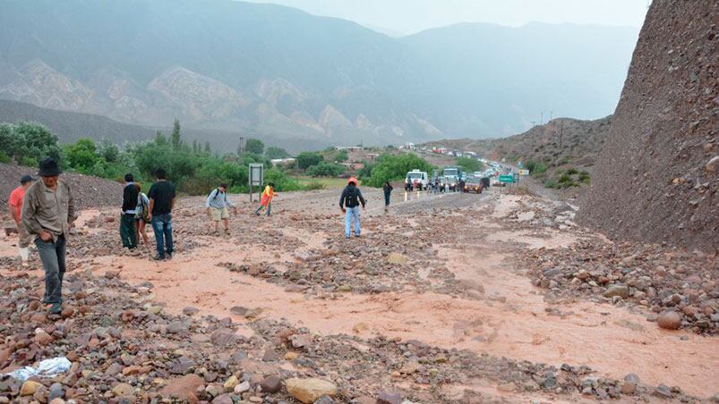 El barro bajó desde la montaña y complicó en varias zonas.