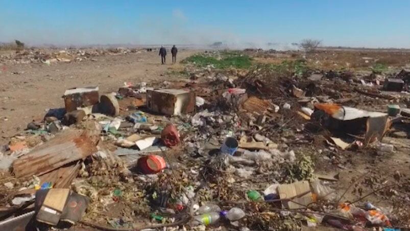 El basural a cielo abierto en Canals donde se tiran envases de agroquímicos.