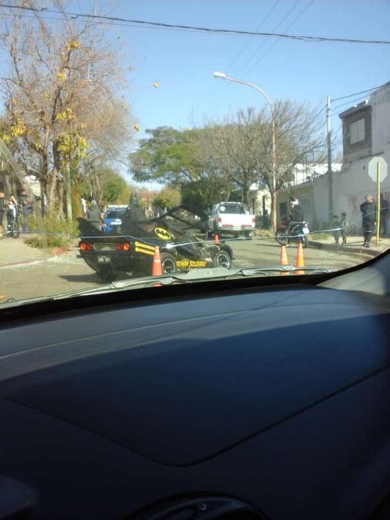  El "Batman Solidario" de Córdoba chocó contra un taxi en San Vicente