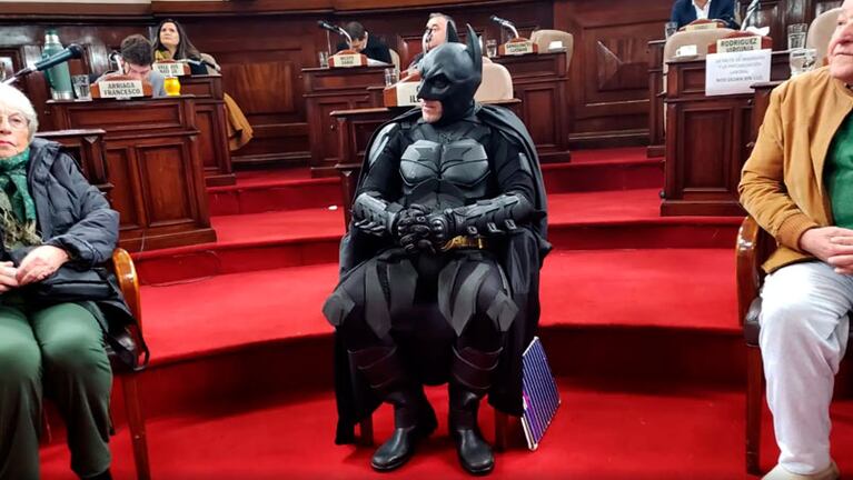 El batman solidario en pleno reconocimiento. 