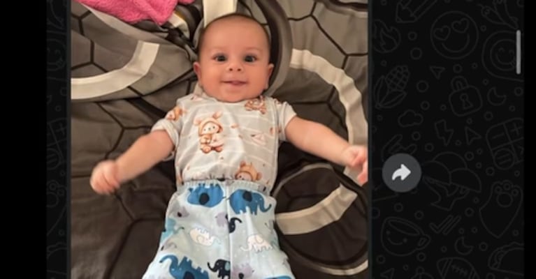 El bebé apareció vestido con una mezcla de looks.