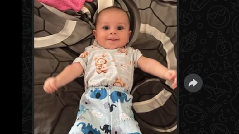 El bebé apareció vestido con una mezcla de looks.
