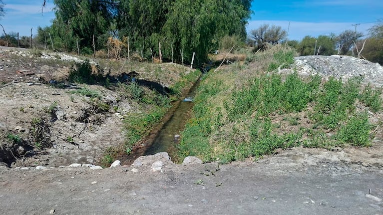 El bebé cayó a un canal de riego en inmediaciones de su casa. Foto: Canal 13 San Juan.