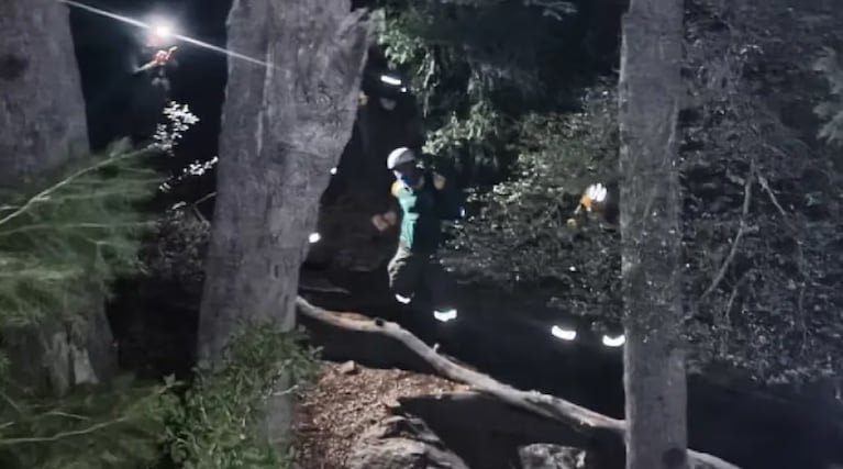 El bebé cayó con la mochila en la que lo llevaba su mamá.