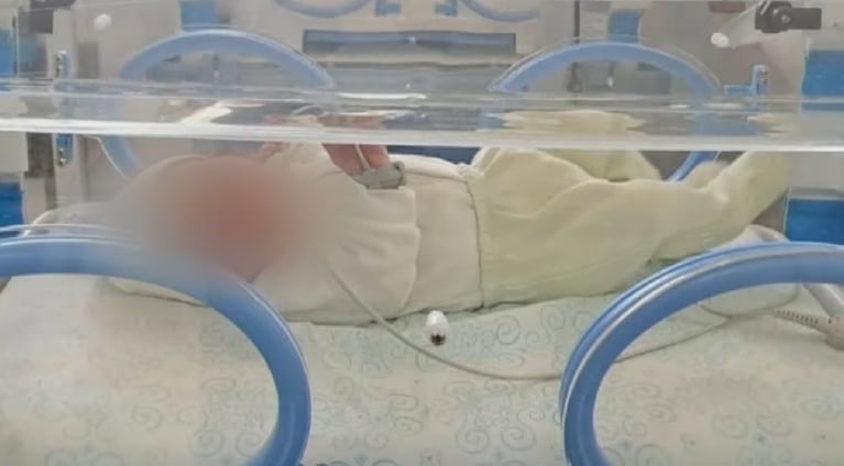 El bebé estaba en una bolsa de friselina.