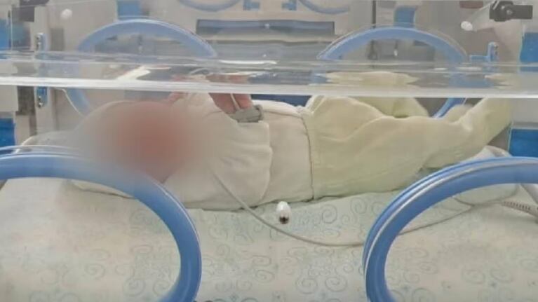 El bebé estaba en una bolsa de friselina.