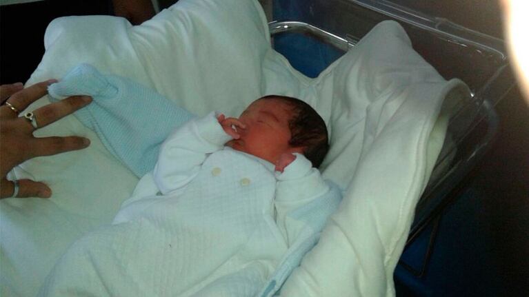 El bebé fue dejado por su mamá porque no puede criarlo.