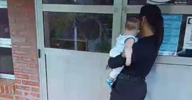El bebé fue hallado solo en una habitación y quedó a resguardo de su tía.