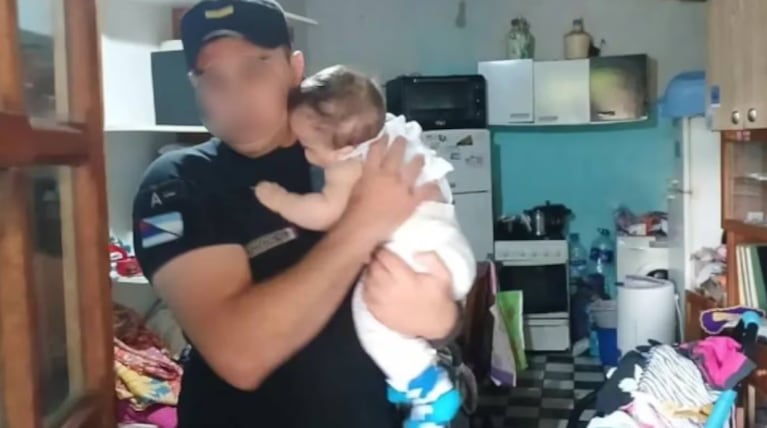 Rescataron a un bebé de siete meses que habían dejado solo en una casa en Misiones