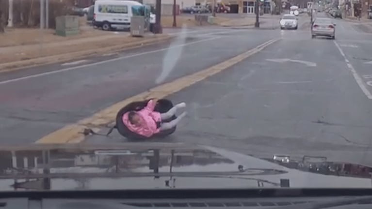 El bebé sobre el asfalto tras ser despedido del automóvil.