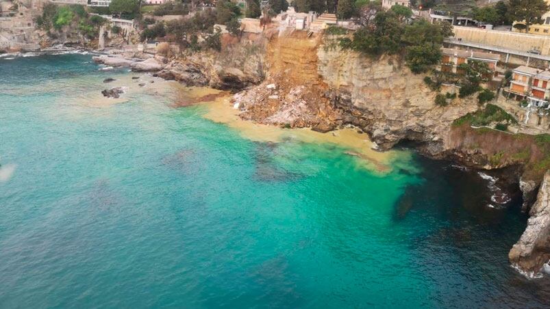 El bello paisaje marítimo se transformó por la presencia de los féretros.