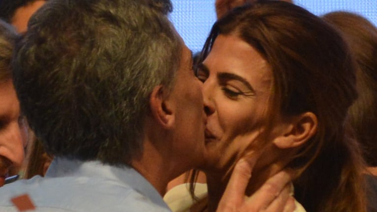 El beso de Awada con Macri tras el triunfo en el balotaje. Foto: Lucio Casalla / El Doce.tv