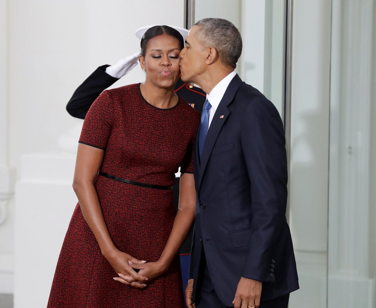 El beso de Barack Obama a su mujer, antes de recibir a los Trump.