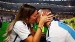 El beso de Jorgelina y Ángel en el campo de juego del estadio de Lusail. 