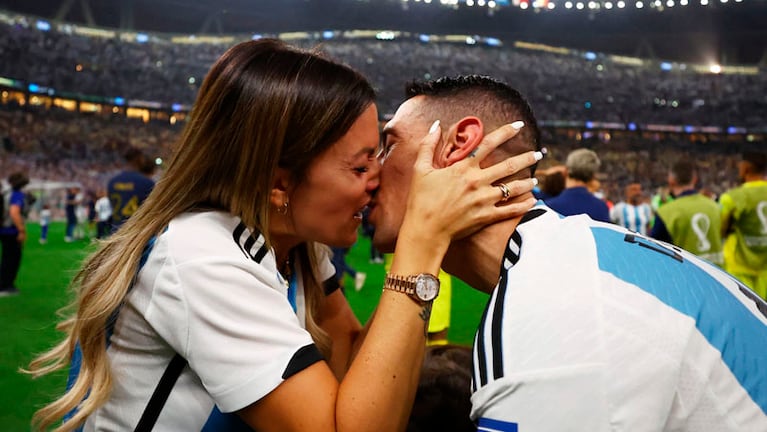 El beso de Jorgelina y Ángel en el campo de juego del estadio de Lusail. 