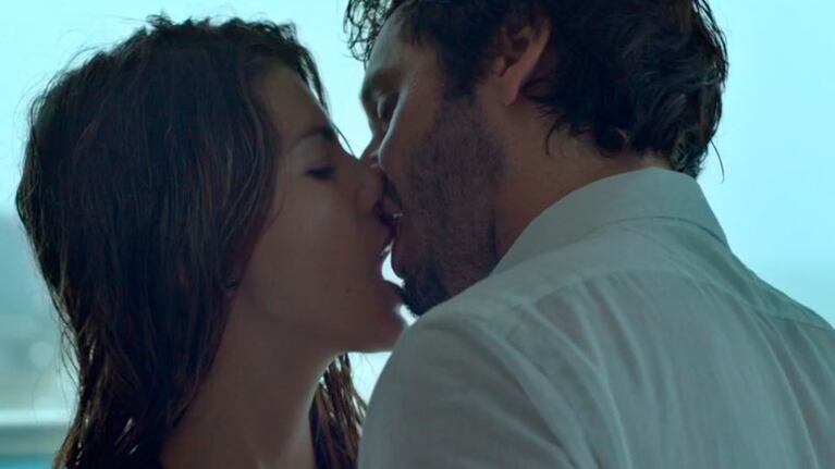 El beso de la China y Vicuña en "El hilo rojo".