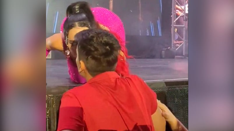 El beso de Lali con un fan en Córdoba.