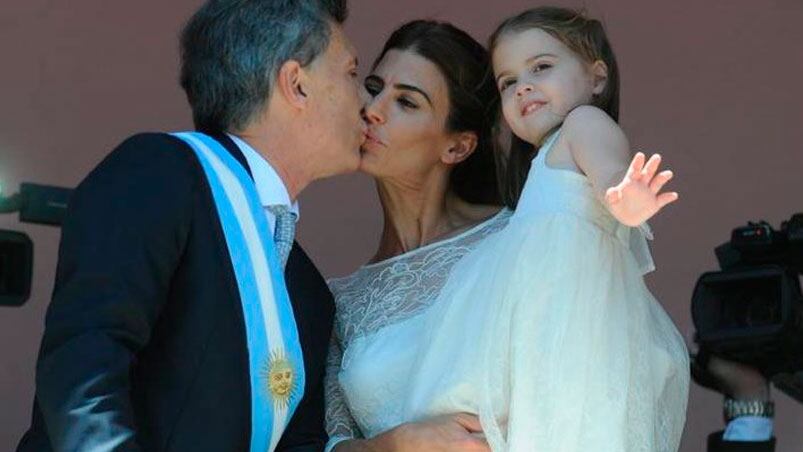 El beso de Mauricio Macri y Juliana Awada. Foto: Clarín.