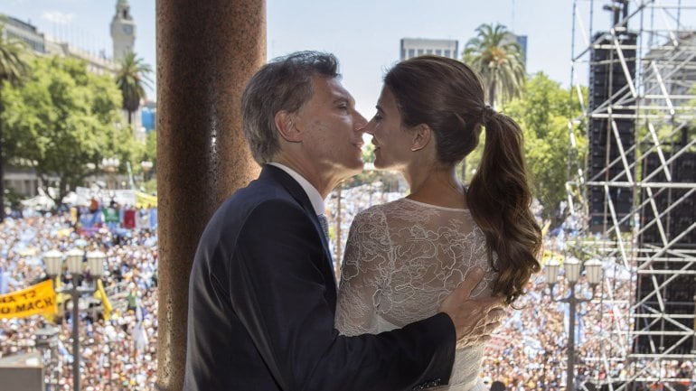 El beso de Mauricio Macri y Juliana Awada. Foto: Presidencia de la Nación.