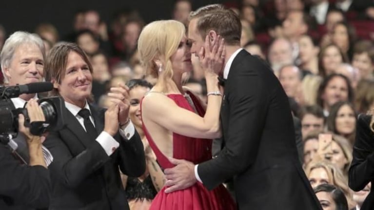 El beso de Nicole a su compañero, ante la mirada de su marido.