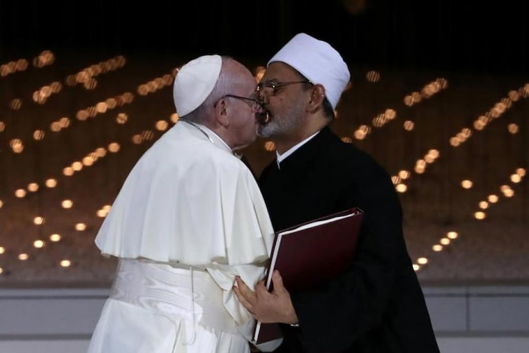 El beso del Papa Francisco que dio la vuelta al mundo
