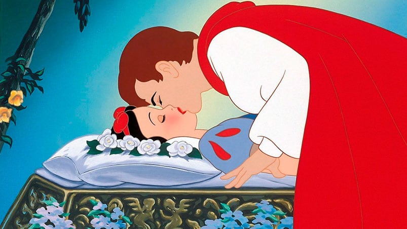 El beso del príncipe a Blancanieves fue cuestionado por periodistas estadounidenses y se generó revuelo en las redes.