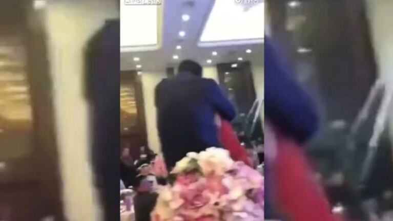 El beso del suegro a la novia desató un escándalo en la boda