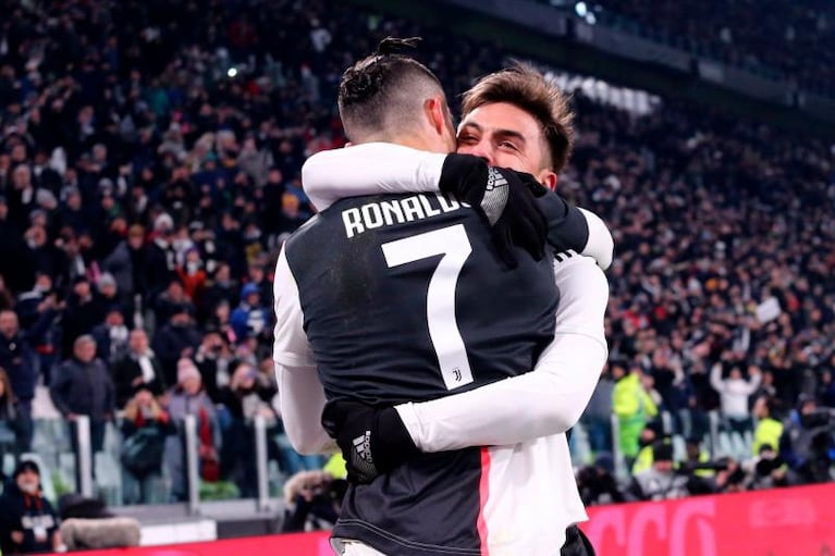 El beso entre Dybala y Cristiano Ronaldo en medio de un festejo que es viral