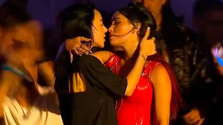 El beso entre Lali Espósito y Nicki Nicole.
