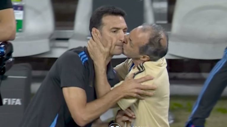El beso entre "Marito" y Scaloni. (Captura: TyC Sports)