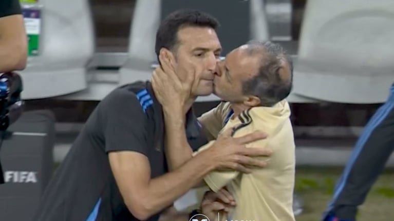 El beso entre "Marito" y Scaloni. (Captura: TyC Sports)