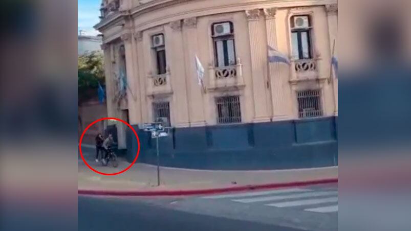 El bicichoro en acción en pleno Nueva Córdoba.