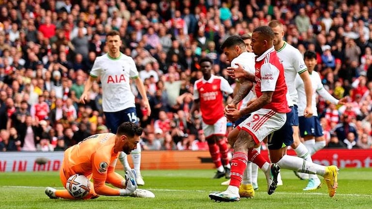 El blooper del cordobés Cuti Romero en la derrota del Tottenham ante Arsenal