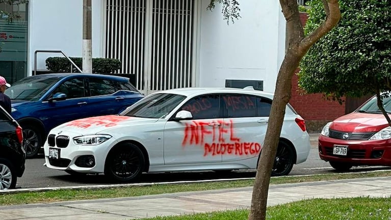 El BMW blanco quedó todo pintado de rojo. 