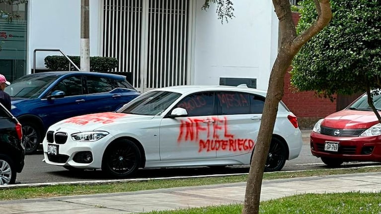 El BMW blanco quedó todo pintado de rojo.